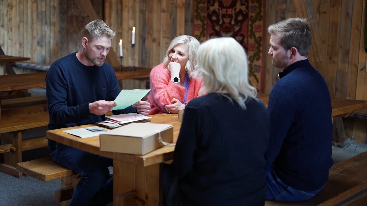 Viime vuoden Maajussi-Sami (vas.) lukee kirjeitään juontaja Vappu Pimiän ja muiden kuunnellessa. Kuvassa oikealla maajussi-Ville. Maajussille morsian -sarjan 17. tuotantokausi ja Maajussille morsian: Kaikki tarinat -sarjan toinen tuotantokausi esitetään MTV:llä syksyllä 2024.