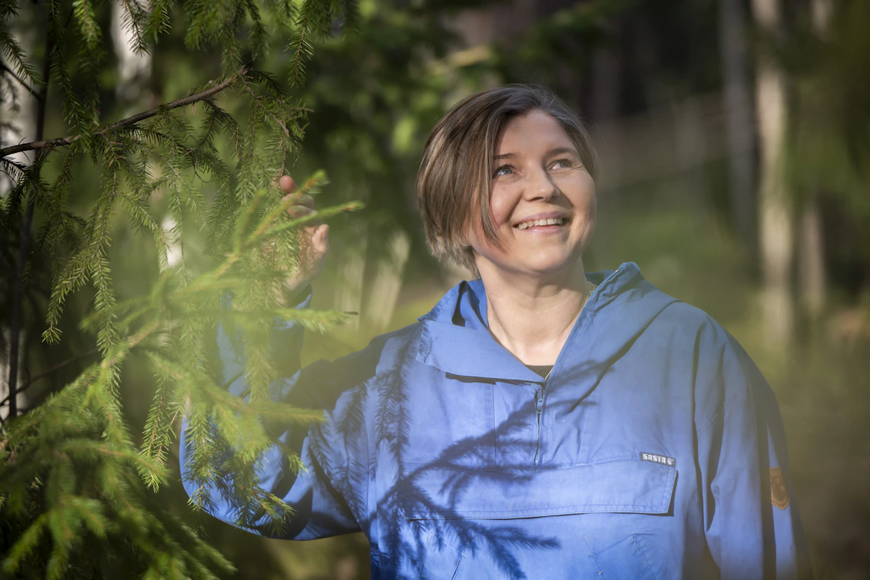 Ulla on perehtynyt metsäasioihin kiihtyvällä tahdilla. Jo vuonna 2018 hän kävi raivaussahakurssilla veljentyttärensä ja äitinsä kanssa.