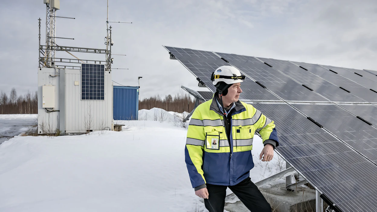 EPV Energian sähkö- ja automaatiopäällikkö Jari Heinilä vastaa aurinkomittausaseman isännnöinnistä Alavuden Vuorennevalla.