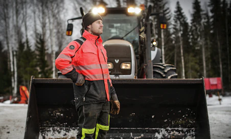Hankasalmelainen koneyrittäjä Matti Siikki auraa talvisin lumisia teitä ja raivaa kesäisin uusia peltoja turvemaille.