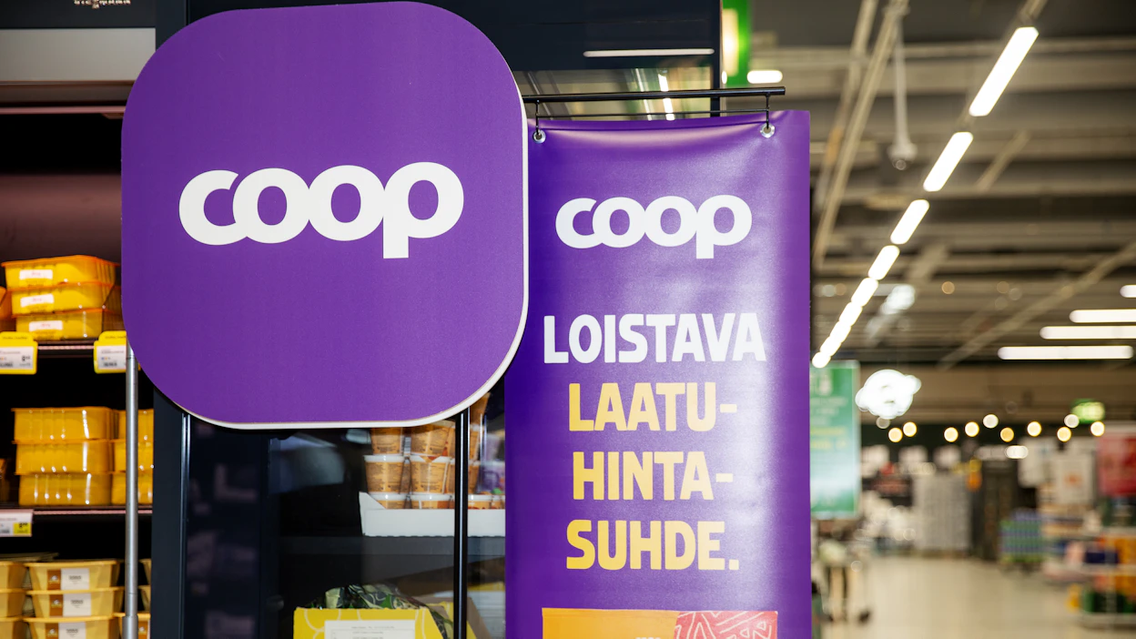S-ryhmä markkinoi näyttävästi uutta yhteispohjoismaista Coop-tuotemerkkiä. Valtaosa tuotteista on valmistettu ulkomailla.