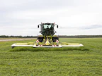 Claas Disco Duo on tehokas niittomurskain. Se tarvitsee kuitenkin painonsa vuoksi järeän traktorin.