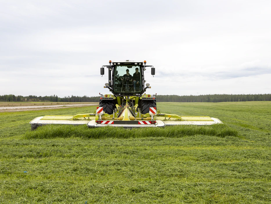 Claas Disco Duo on tehokas niittomurskain. Se tarvitsee kuitenkin painonsa vuoksi järeän traktorin.