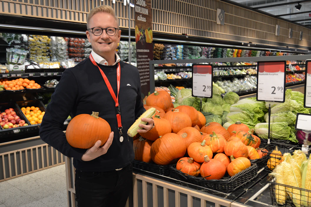 K-Citymarketkauppias Mika Timosen mukaan vihannekset ja hedelmät käyvät hyvin kaupaksi asiakkaille myös Helsingin Citymarket Eastonissa.