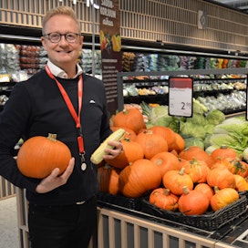 K-Citymarketkauppias Mika Timosen mukaan vihannekset ja hedelmät käyvät hyvin kaupaksi asiakkaille myös Helsingin Citymarket Eastonissa.
