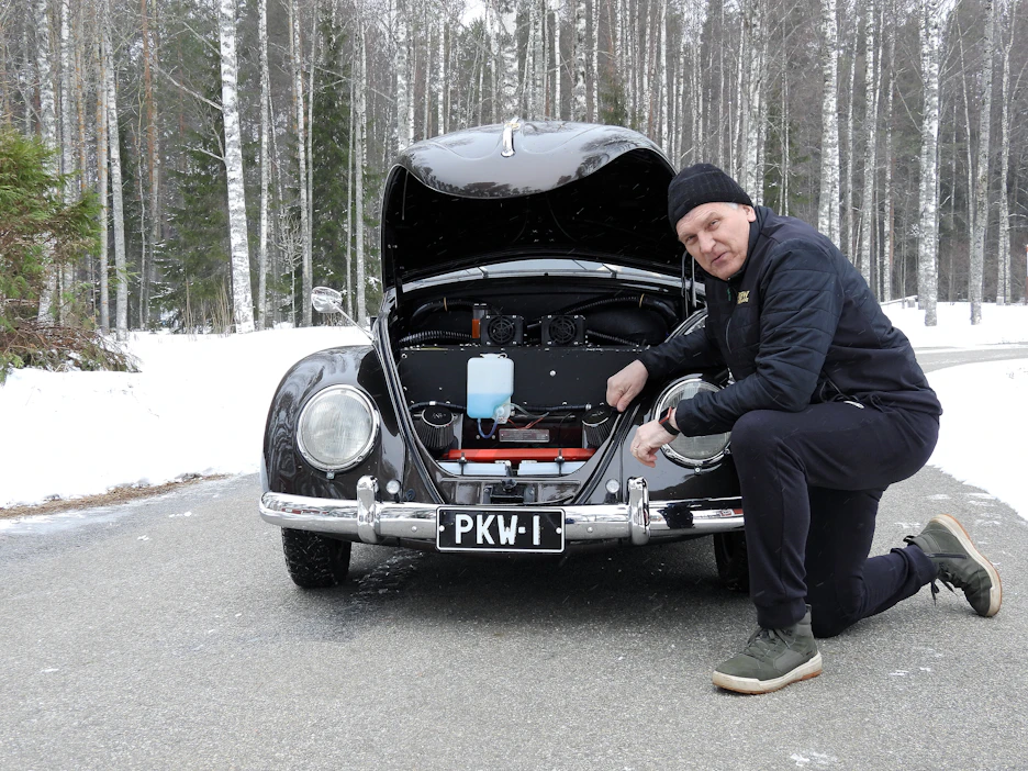 Harri Suutarin Kuplan nokkapellin alta löytyy osa autoon asennetusta Teslan akustosta.