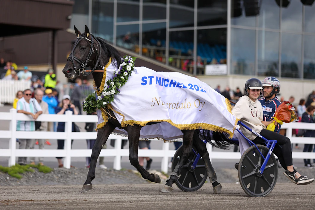 Run For Royalty, hoitajansa Jenina Hamari ja Janne Korpi ovat menestysaallon harjalla.