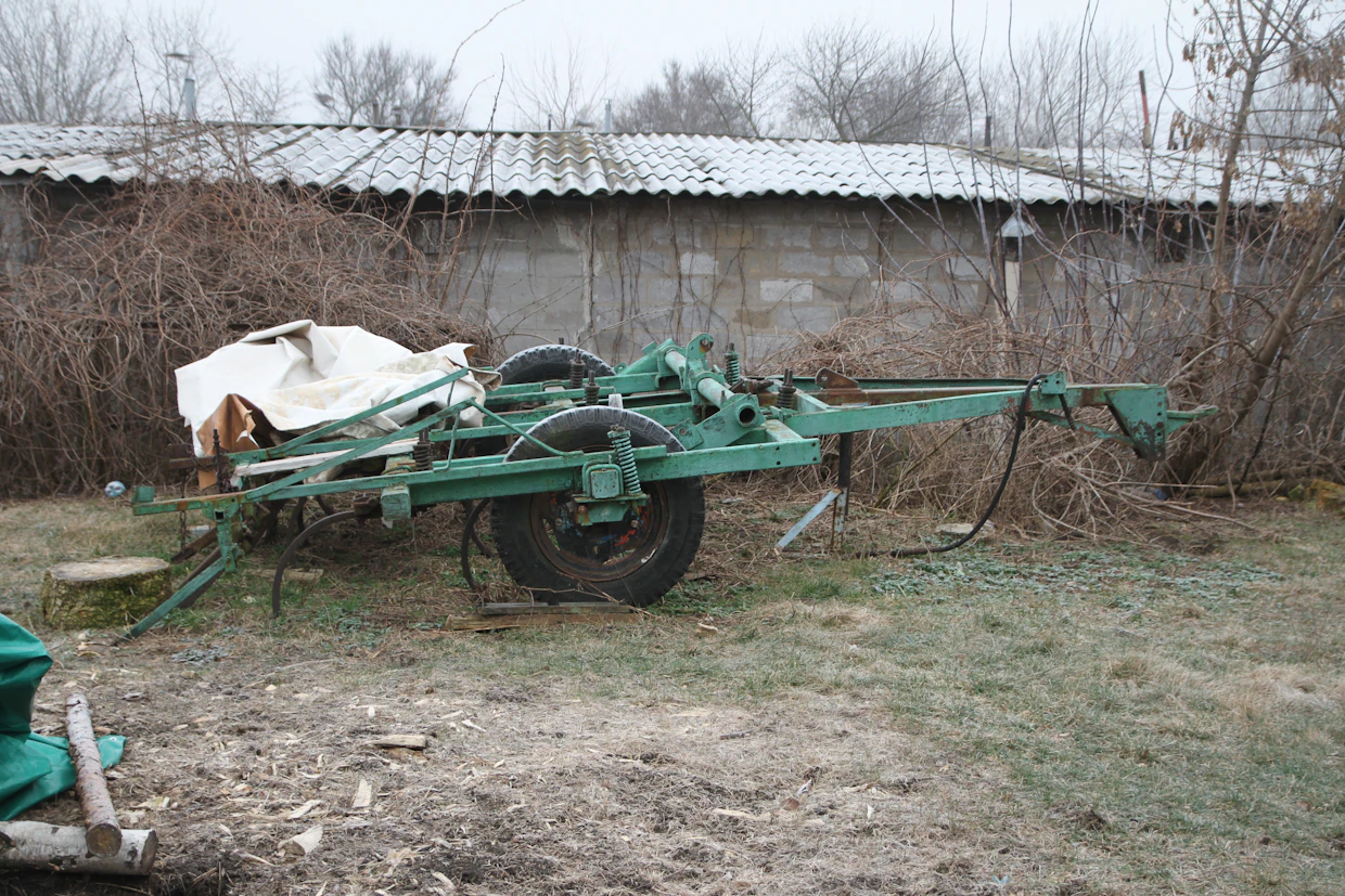 Ukrainasta sotaa paenneiden ihmisten maatalouskalustoa Orikhvissa.