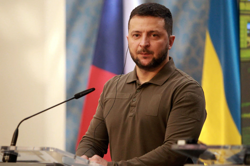 Ukrainan presidentti Volodymyr Zelenskyin mukaan Ukrainan on vaikea taistella Venäjää vastaan ilman pitkän kantaman aseita. LEHTIKUVA/AFP.