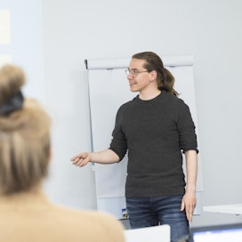 Sarasen Turussa järjestämässä koulutuspäivässä Project manager Aarne Manneri opetti ryhmälle työelämän digitaitoja.