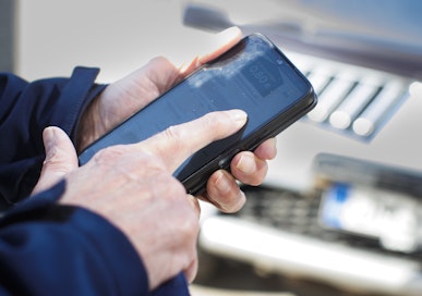 Puhelimessa puhuminen on vähentynyt myös tutkimusten mukaan.