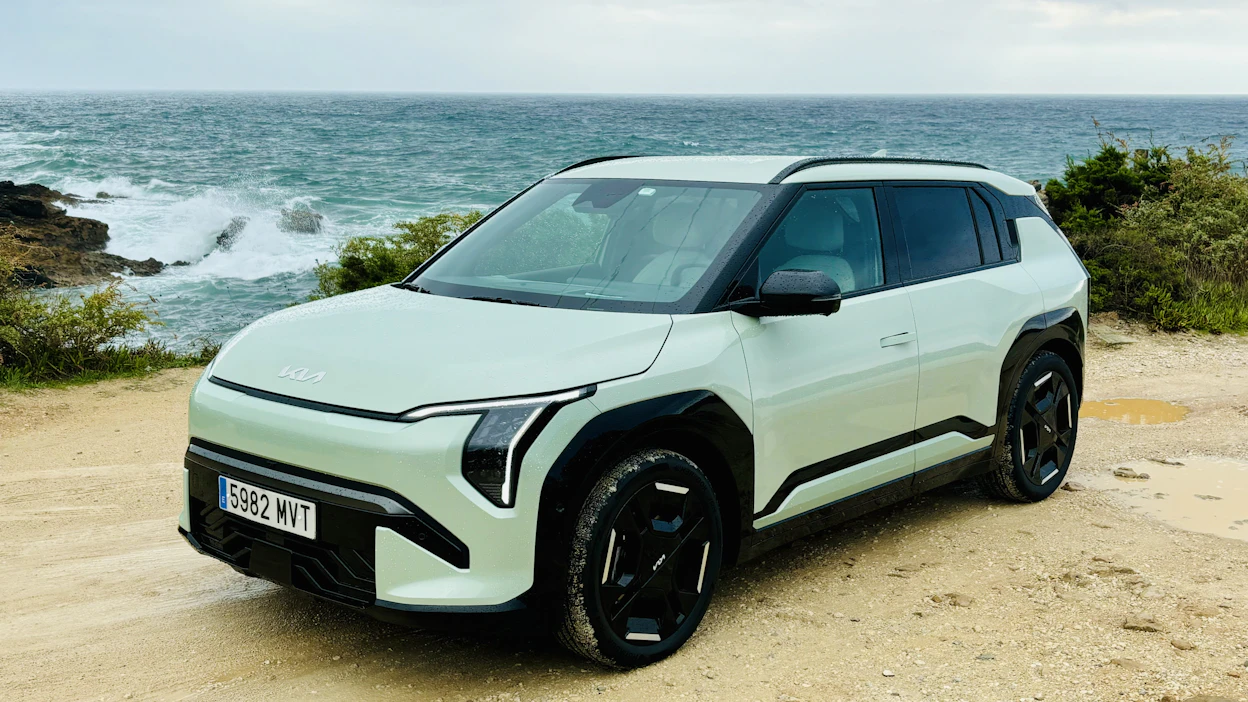 EV3:n vahvuutena ovat auton kokoon nähden hyvät tilat ja yli 600 kilometrin toimintamatka 40 000 euron hintaluokassa.