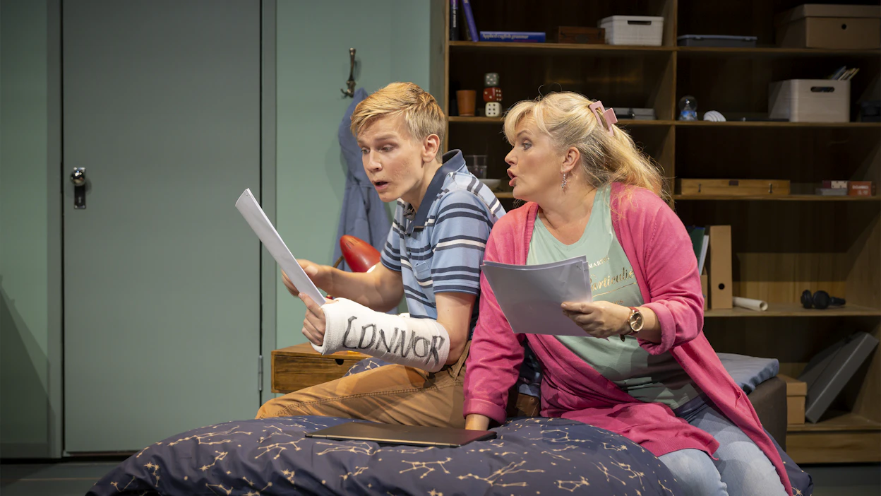 Helsingin Kaupunginteatterissa suurella näyttämöllä esitettävässä Rakas Evan Hansen -musikaalissa poika (Julius Suominen) on hukassa, eivätkä äidin (Nina Tapio) aika ja energia tahdo riittää.