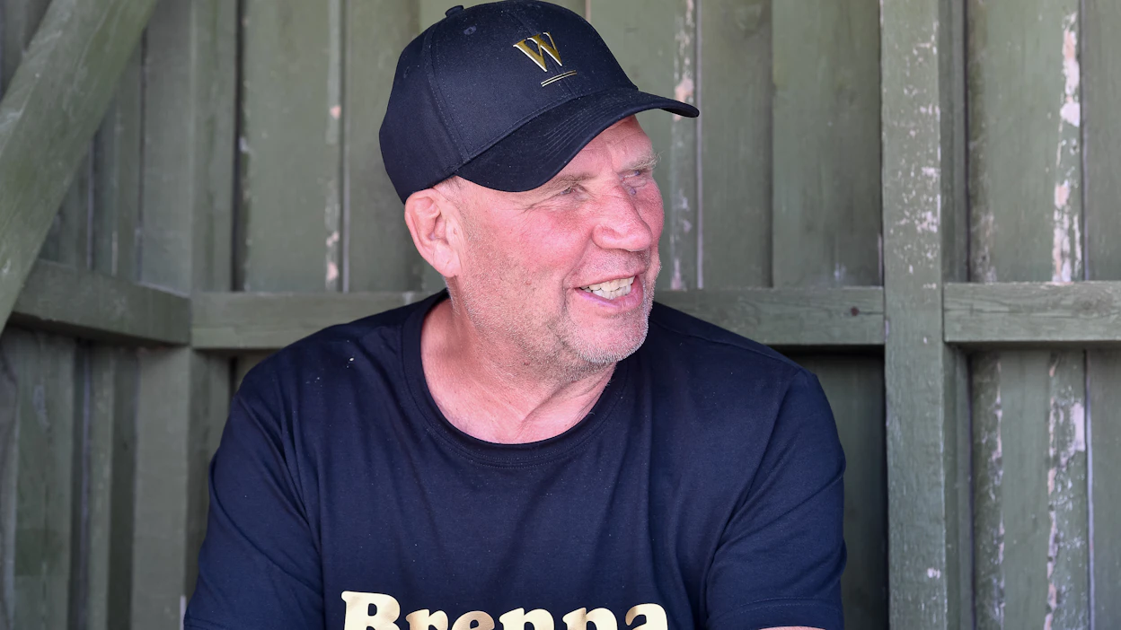 Jokimaalla tallia pitävä Leo Mönttinen on Suomen mittakaavassa legendaarinen hevoskauppias. Tällä kertaa miehellä oli ostohousut jalassa.