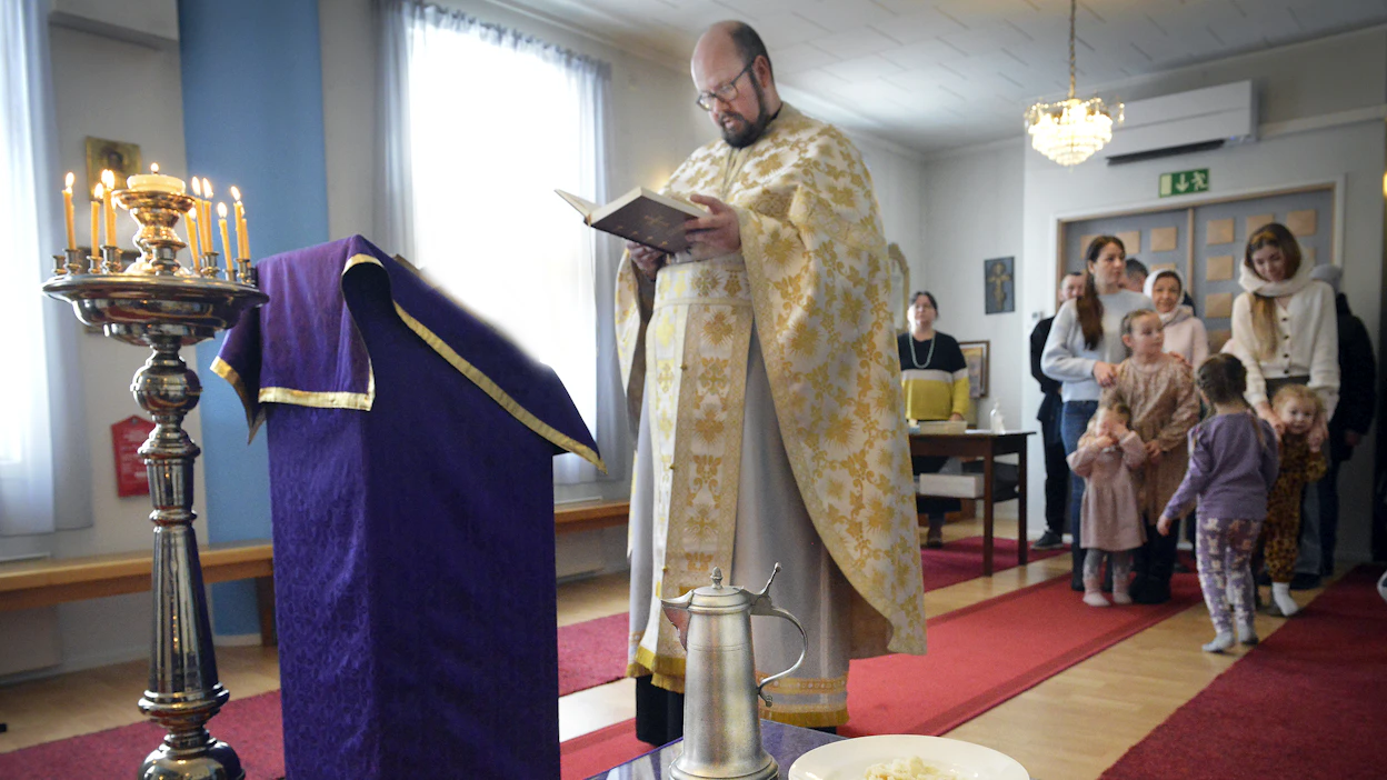 Kokkolan ortodoksinen seurakunta ei ole menettänyt jäseniä paljon. Uusia jäseniä on tullut erityisesti Ukrainasta, sanoo pastori Jaso Pössi. Kuvassa jumalanpalvelus Pyhien vanhurskaiden Simeonin ja Hannan rukoushuoneessa.