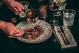 Poro on ylivoimaisesti tärkein raaka-aine Lapland Hotelsin pohjoisen ravintoloissa. Kota-Porolta ravintoloihin tulee valmiiksi räätälöityjä tuotteita ja ruoka-annoksia.
