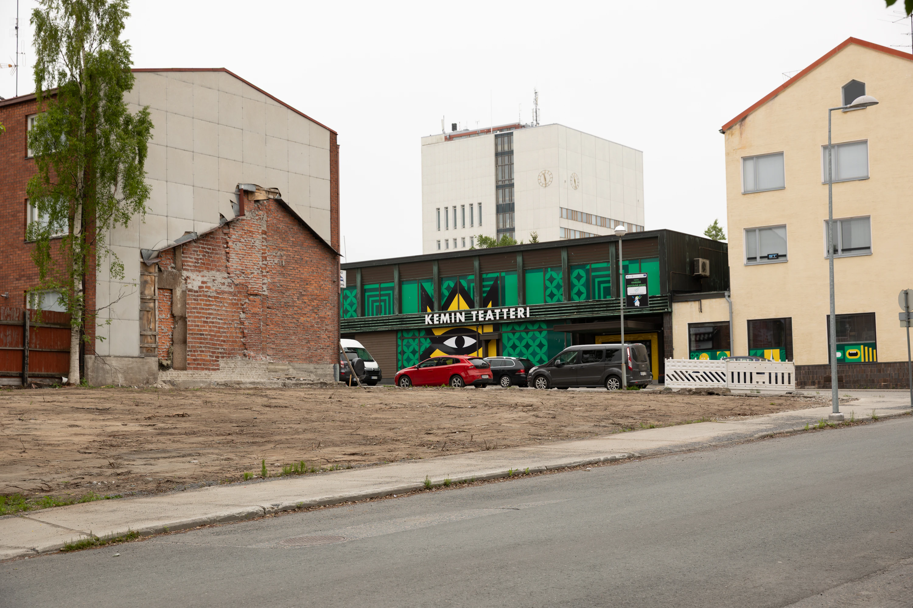Kemissä kunnanhallitus päätti yksimielisesti esittää kuntaliitosta valtuustolle. Jos esitys hyväksytään, se luovutetaan seuraavaksi kunta- ja alueministeri Anna-Kaisa Ikoselle (kok.). Taka-alalla Kemin kaupungintalo.