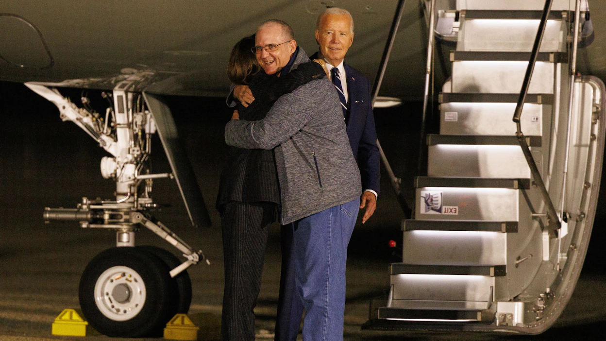Yhdysvaltojen varapresidentti Kamala Harris syleili Venäjältä vapautunutta amerikkalaissotilasta Paul Whelania. Presidentti Joe Biden vieressä.