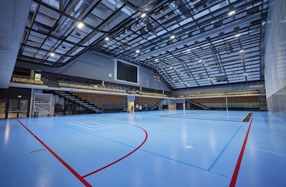 Suuri halli toimii pallopelien kenttänä. Hätätilanteessa se voidaan jakaa pressuilla 18 lohkoon. 