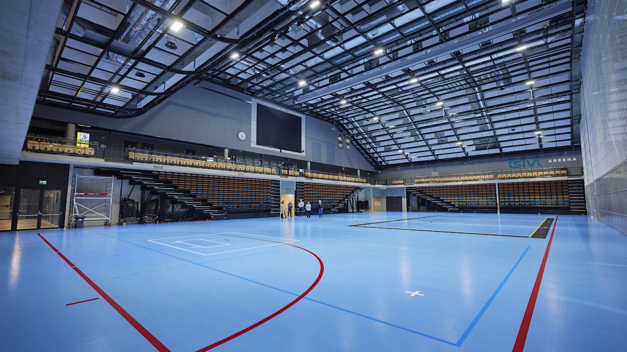 Suuri halli toimii pallopelien kenttänä. Hätätilanteessa se voidaan jakaa pressuilla 18 lohkoon.