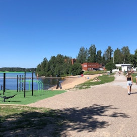 Iisalmessa on uimaranta keskellä kaupunkia. Järvi on Porovesi.