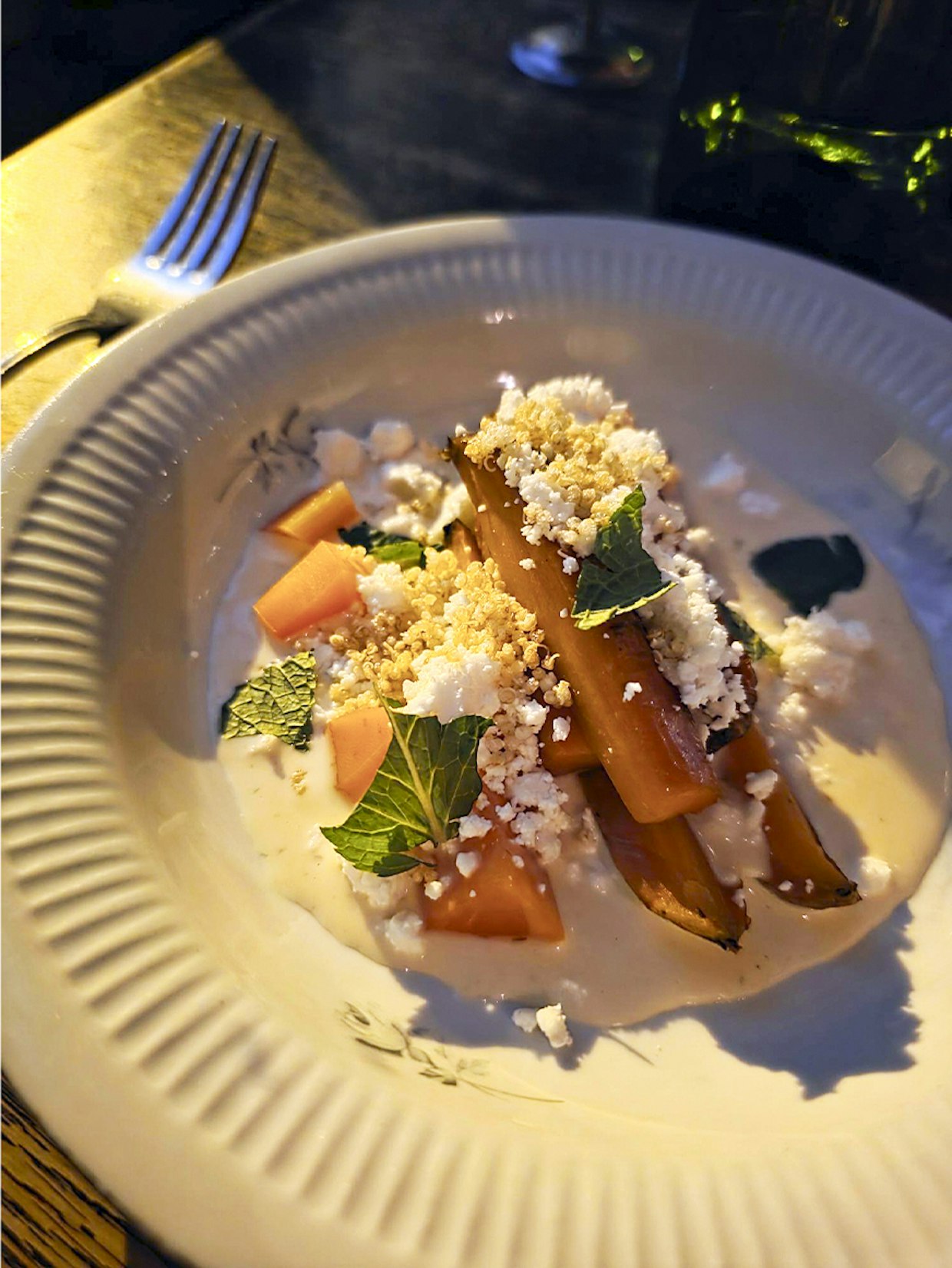 Paahdettu porkkana sopi täydellisesti yhteen suolaisen fetan ja maukkaan kuminan kanssa.