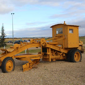 Tiehöylät alkoivat saada nykyisiä muotojaan 1920-luvulla. mutta peruskoneet olivat vielä tavallisia maataloustraktoreita. Adams Motor Grader #10 on rakennettu 25-hevosvoimaisesta IH-Deering 10-20 -traktorista. Kaikki terän säädöt voitiin tehdä jo ohjaamosta käsin. LeTourneau osti J.D.Adams Manufacturing Co:n v.1953.