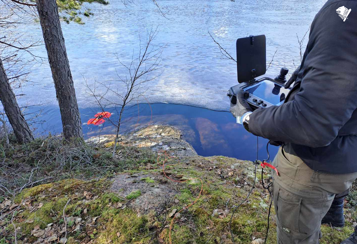 Rajavartiolaitoksen Suomenlahden merivartioston sukeltajat tutkimassa ilma-aluksen osia Luumäellä.