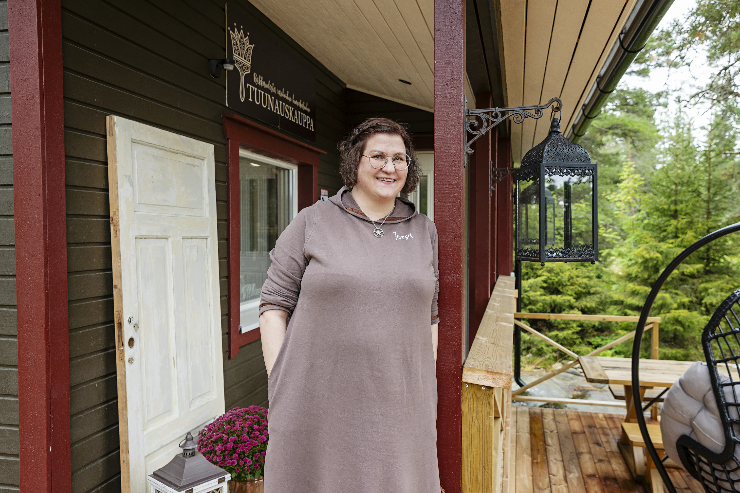 Teresa Törmänen muutti Oulusta Iin Olhavaan ja pyörittää Tuunauskauppa-nimistä yritystä.