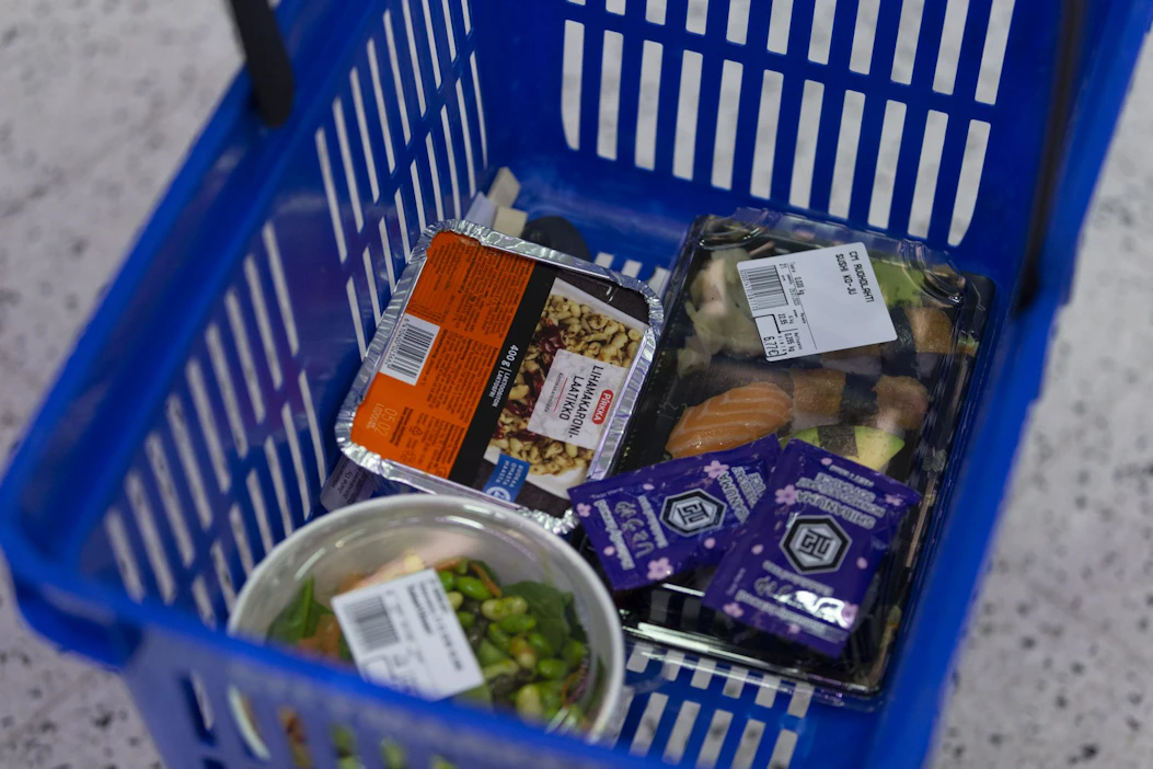 Elinkeinoelämän valtuuskunnan laskentatavassa otetaan huomioon muun muassa arvonlisävero, joka näkyy ruokakauppalaskussa. LEHTIKUVA / HANNA MATIKAINEN.
