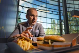 Olli Johansson kertoo syövänsä McDonald’sin tuotteita itse kolme tai neljä kertaa viikossa. McDonald’sin toimitusjohtajana hän on ollut pian yhdeksän vuotta. Sitä ennen hän työskenteli muun muassa Ruokakeskolla ja Vaasan-leipomoilla.