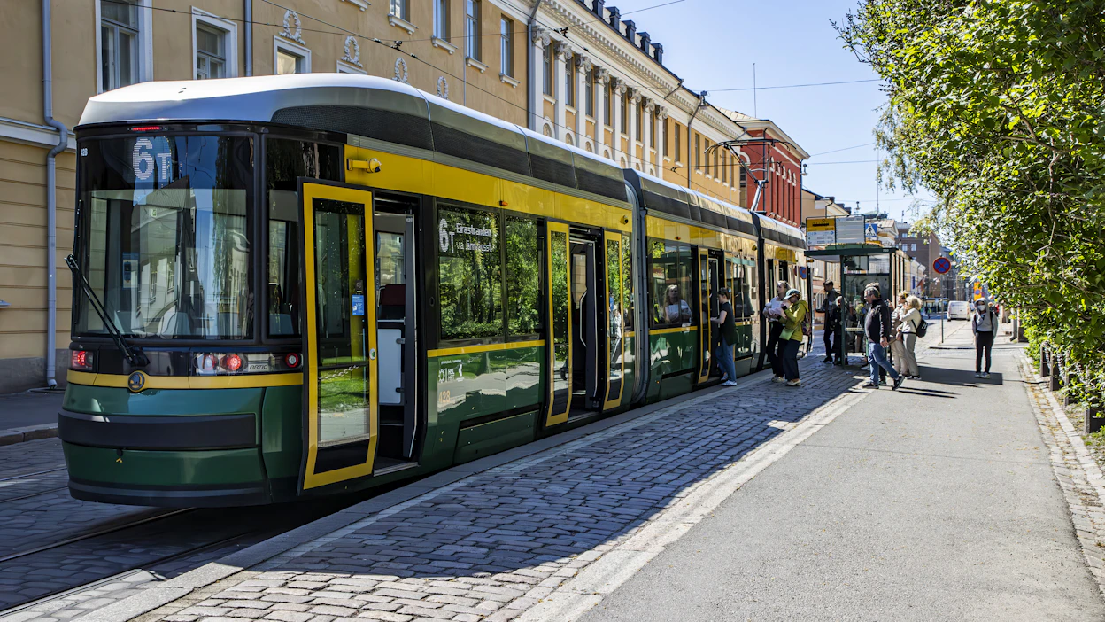 Kuvassa Artic-raitiovaunu, joka on erityisesti suunniteltu ja valmistettu Helsingin raitiovaunuverkostolle Škoda Transtechin tehtaalla Kajaanin Otamäessä.