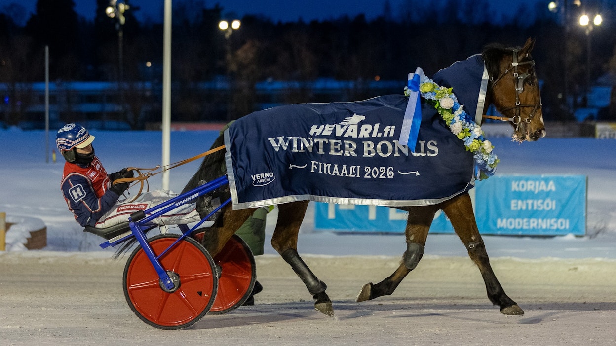 Green River’s Zack oli ylväänä kuudennen peräkkäisen voittonsa jälkeen. Seremonioissa rattailla Riku Lehtonen.