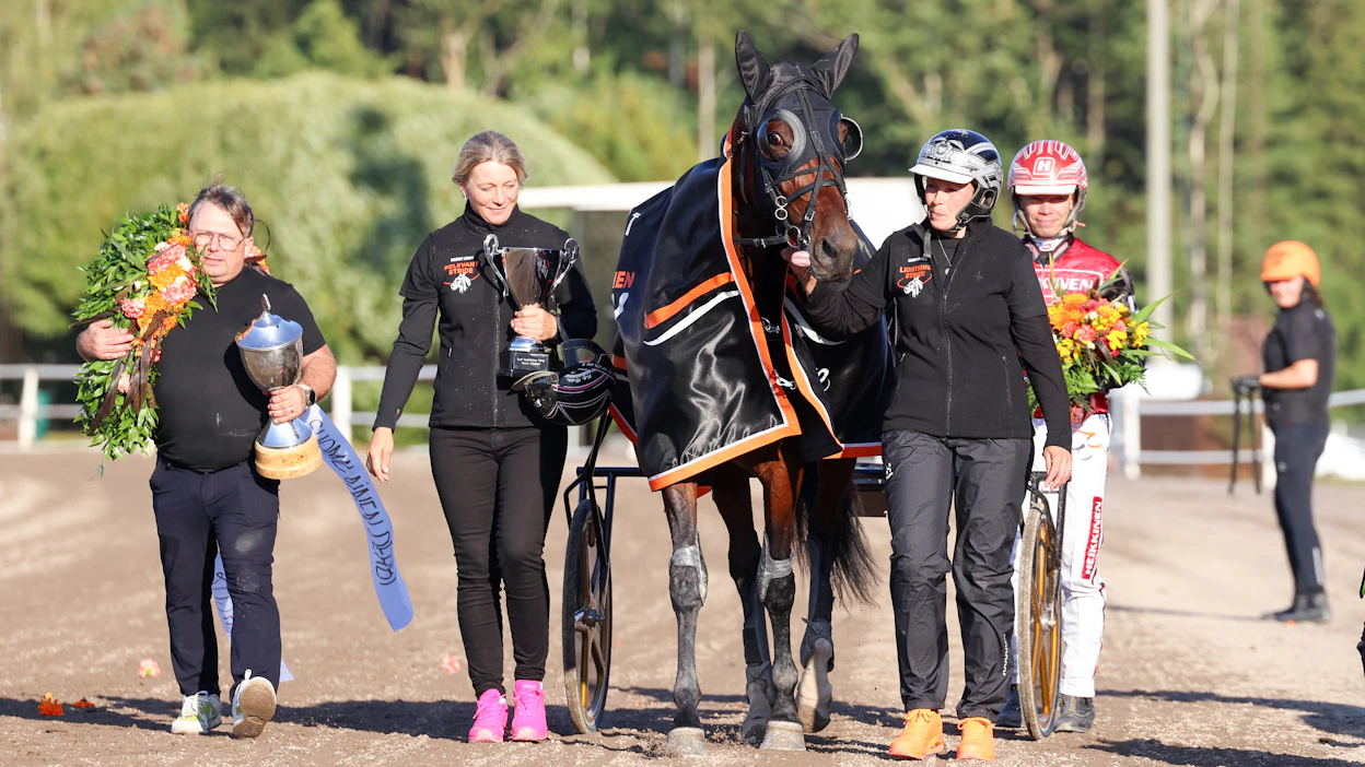 Derbyn sankarit voitonmarssillaan. Lightning Striden ympärillä vasemmalta Petri Tarrimaa, Katja Melkko, Heli Tarrimaa sekä Santtu Raitala.