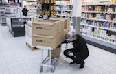 Myyjä pakkaa tilattuja verkko-ostoksia asiakkaalle Kupittaan K-Citymarketissa Turussa. K-ryhmässä ruuan verkkokaupan osuus päivittäistavarakaupan liikevaihdosta oli tammi-maaliskuussa 3,9 prosenttia.