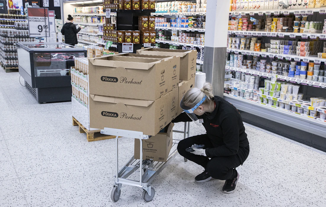 Myyjä pakkaa tilattuja verkko-ostoksia asiakkaalle Kupittaan K-Citymarketissa Turussa. K-ryhmässä ruuan verkkokaupan osuus päivittäistavarakaupan liikevaihdosta oli tammi-maaliskuussa 3,9 prosenttia.