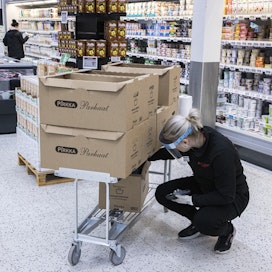 Myyjä pakkaa tilattuja verkko-ostoksia asiakkaalle Kupittaan K-Citymarketissa Turussa. K-ryhmässä ruuan verkkokaupan osuus päivittäistavarakaupan liikevaihdosta oli tammi-maaliskuussa 3,9 prosenttia.