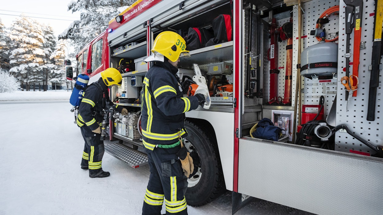 Vapaapalokuntalaisia testaamassa varusteiden toimintaa. Kuvituskuva.