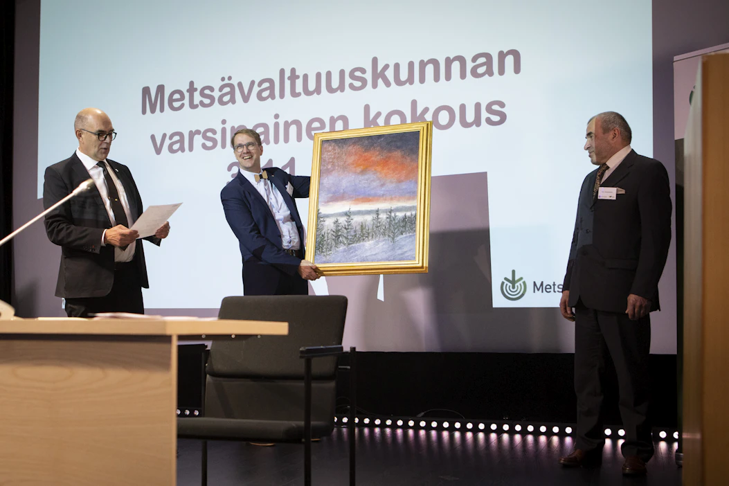 Mhy Oulun seutu palkittiin taiteilija Timo Laitalan Nostalgia Aamu -öljyvärimaalauksella.