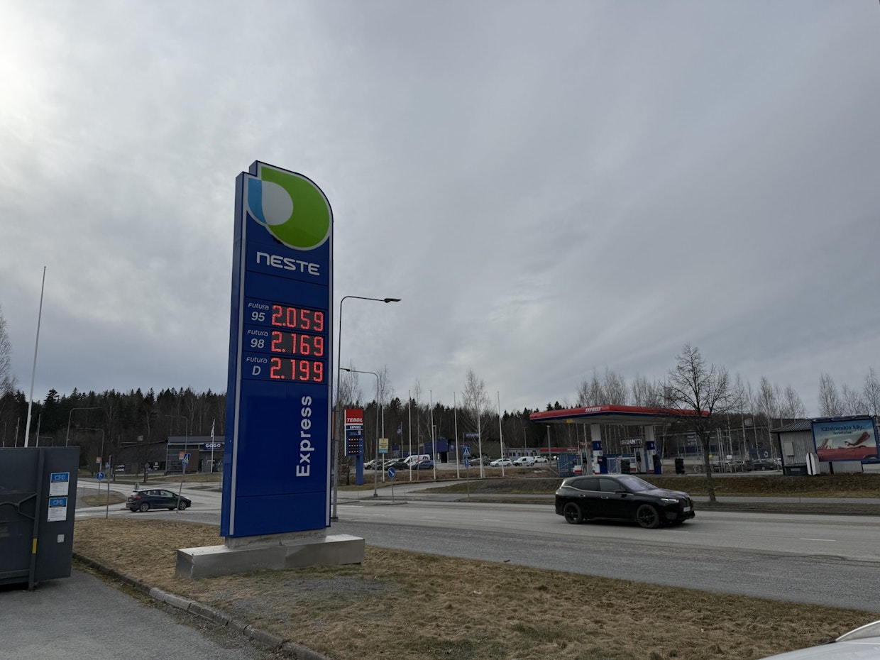 Dieselin kohonnut hinta saattaa lopulta nostaa lähes kaikkien tuotteiden hintaa. Suomalaiset kuljetusyritykset kuluttavat dieseliä arviolta sata miljoonaa litraa kuukaudessa. Kuva Hämeenlinnan Tiiriöstä.