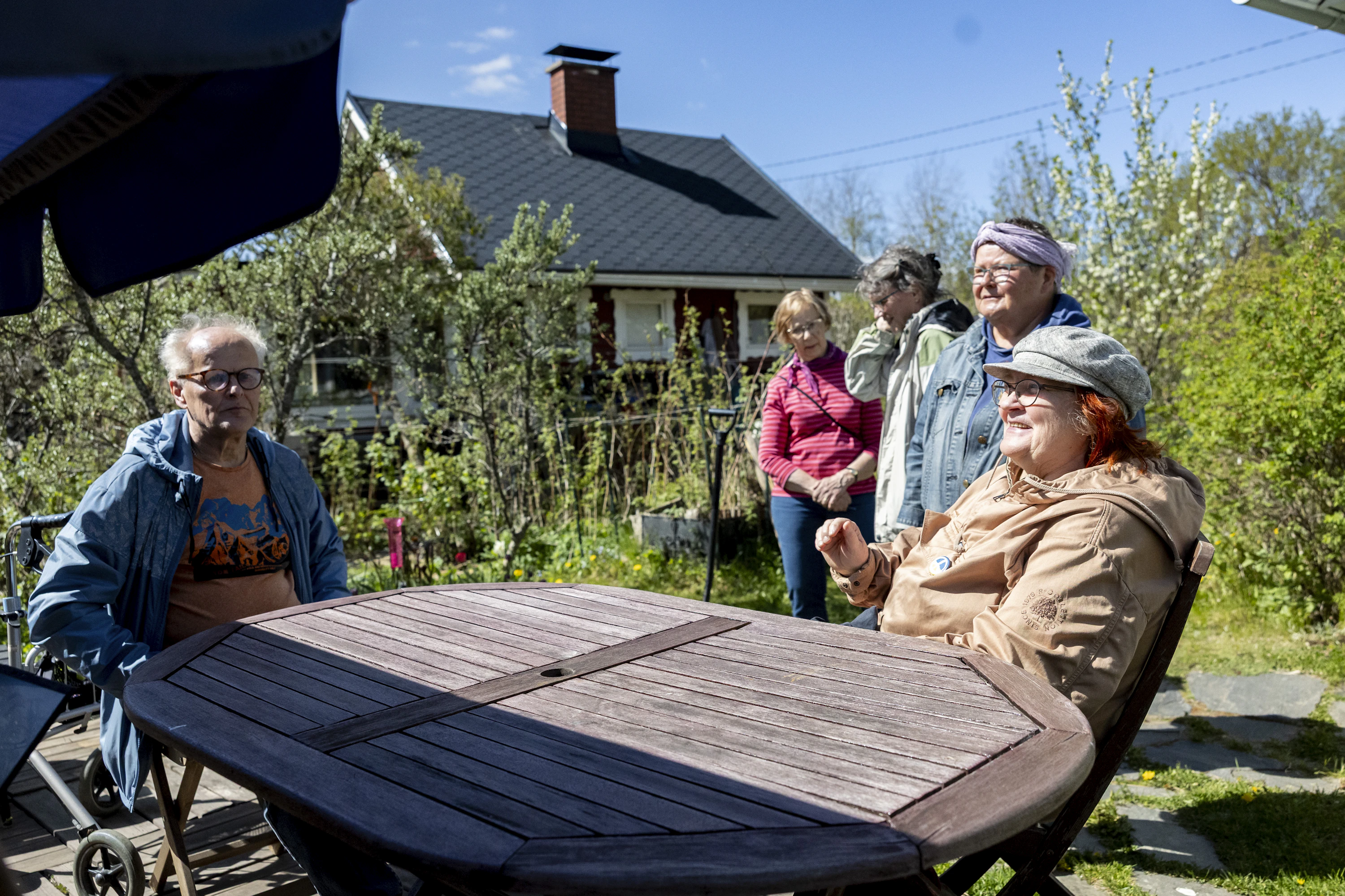 Jukka Närhi (vas.), Raija Ruuskanen, Pia Mäntyniemi, Irmeli Nenonen ja Pirkko Pousi vierailulla Nenosen palstalla.