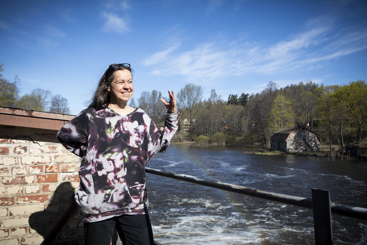 Pauliina Seppälä kertoo fanittavansan Raaseporin merenrantakaupunkeja ja ruukkikyliä. Kuva on otettu Billnäsin ruukissa.