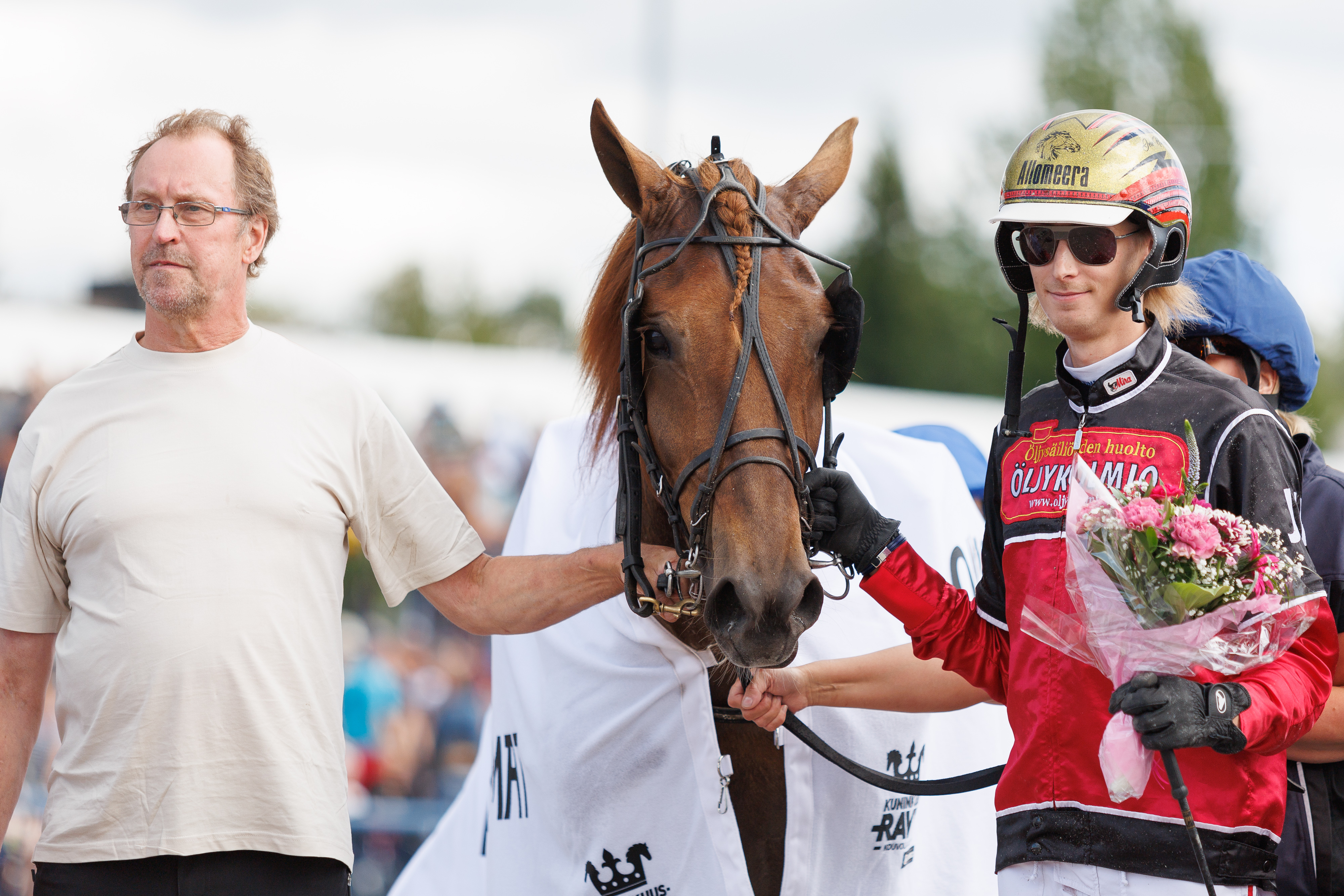 Olli Lähtisen (vas.) valmentama Prisit Pardoo ei ole startannut voitettuaan Pikkuprinsessa-lähdön Kouvolan kuninkuusraveissa. Ohjastajaksi on vakiintunut Jere Hurme.