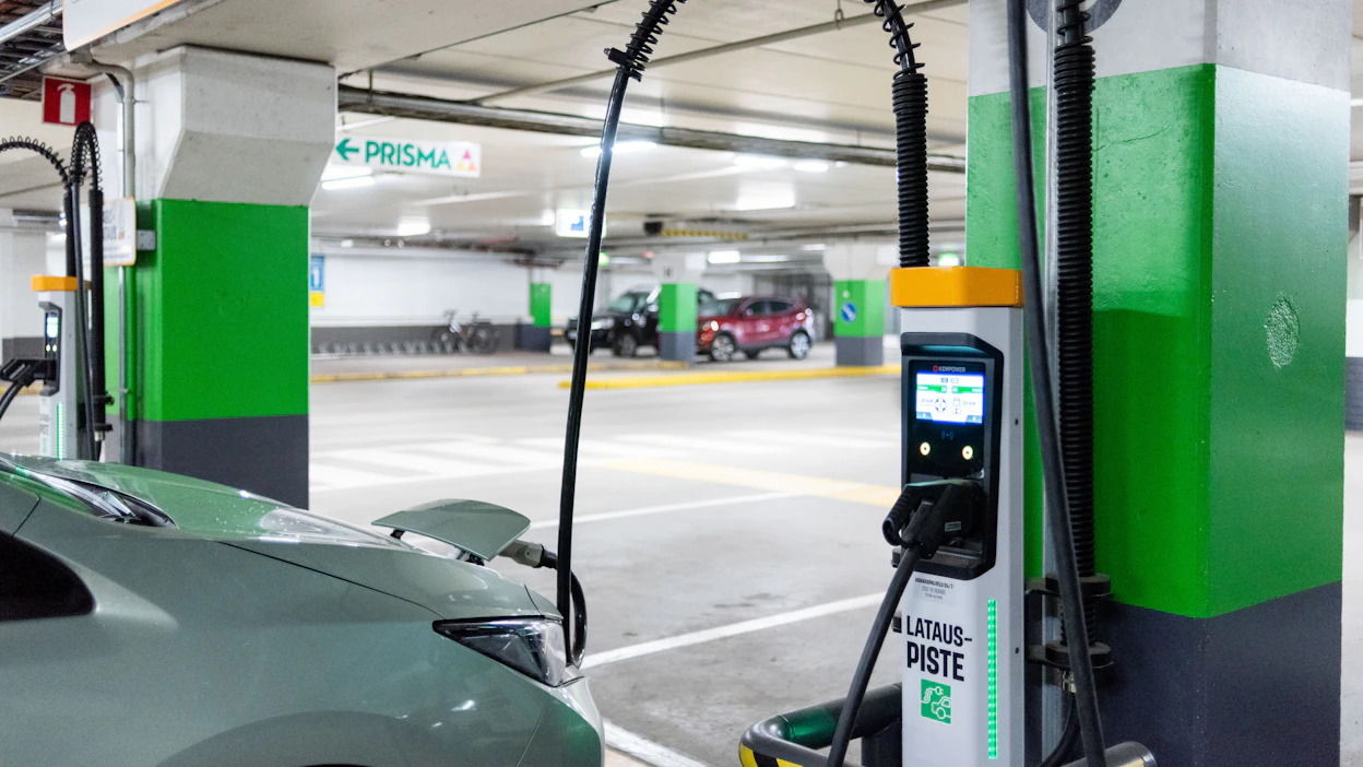 Peräkärryn vetäminen nostaa sähköauton energiankulutusta polttomoottoriautoa vähemmän. Lataustarve kuitenkin lisääntyy, mikä pidentää matka-aikoja.