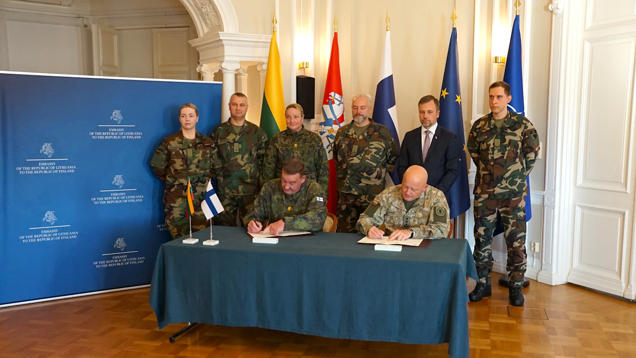 Allekirjoitustilaisuudesta Liettuan suurlähetystössä 22.9.2026. Kuvassa Reserviläisliiton puheenjohtaja Kari Salminen (oik) ja Liettuan Riflemen’s Unionin komentaja, eversti Linas Idzelis.