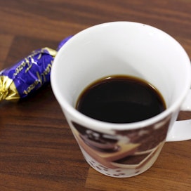 Espresso tarjoillaan lyhyenä kahvina pienestä, lämmitetystä kupista. Usein asiakas saa sen kanssa suklaamakeisen.