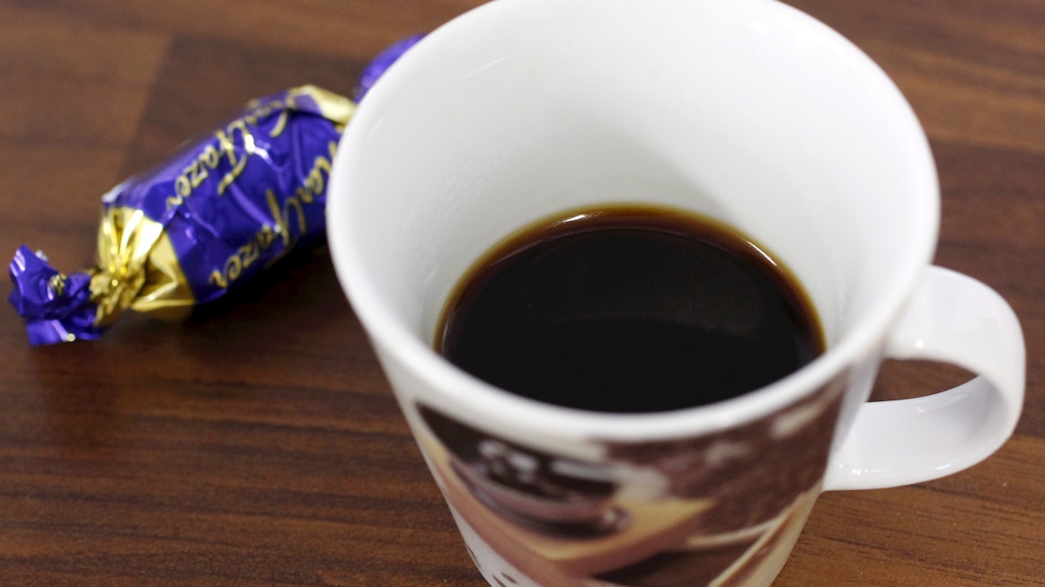 Espresso tarjoillaan lyhyenä kahvina pienestä, lämmitetystä kupista. Usein asiakas saa sen kanssa suklaamakeisen.