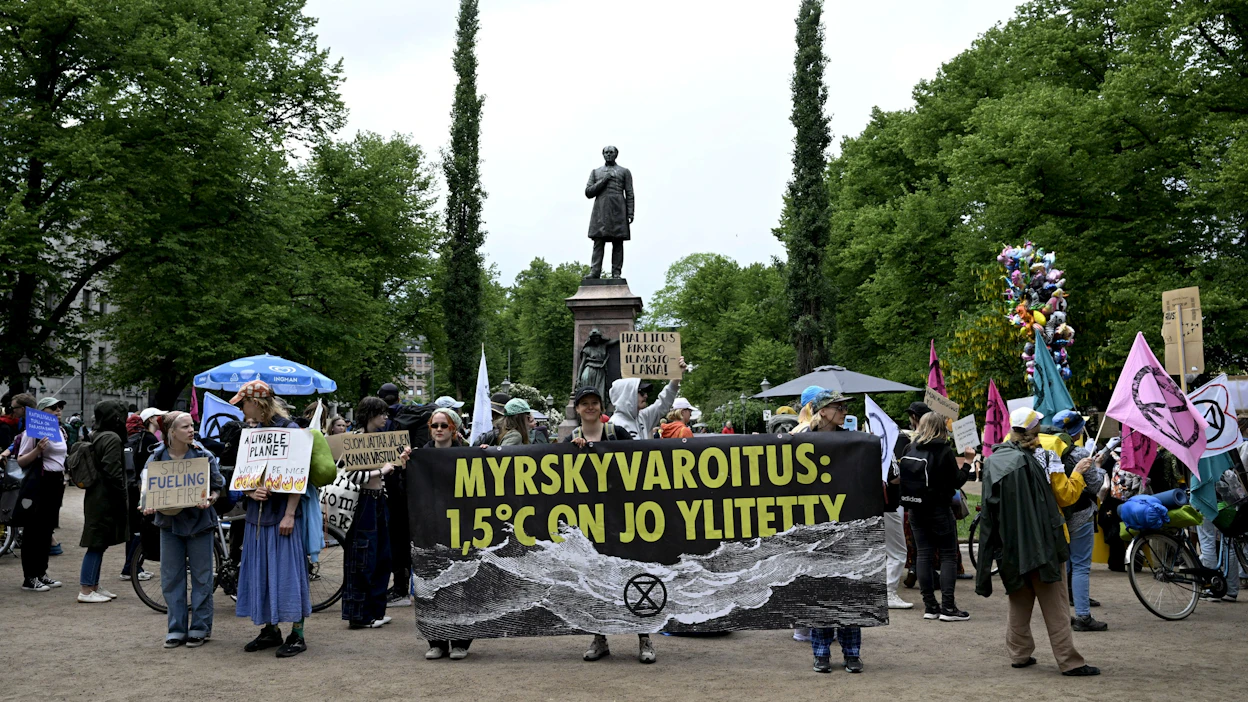 Ympäristöliike Elokapinan mielenosoituksen kulkue oli liikkeellä Helsingissä 8. kesäkuuta 2024. LEHTIKUVA / EMMI KORHONEN.