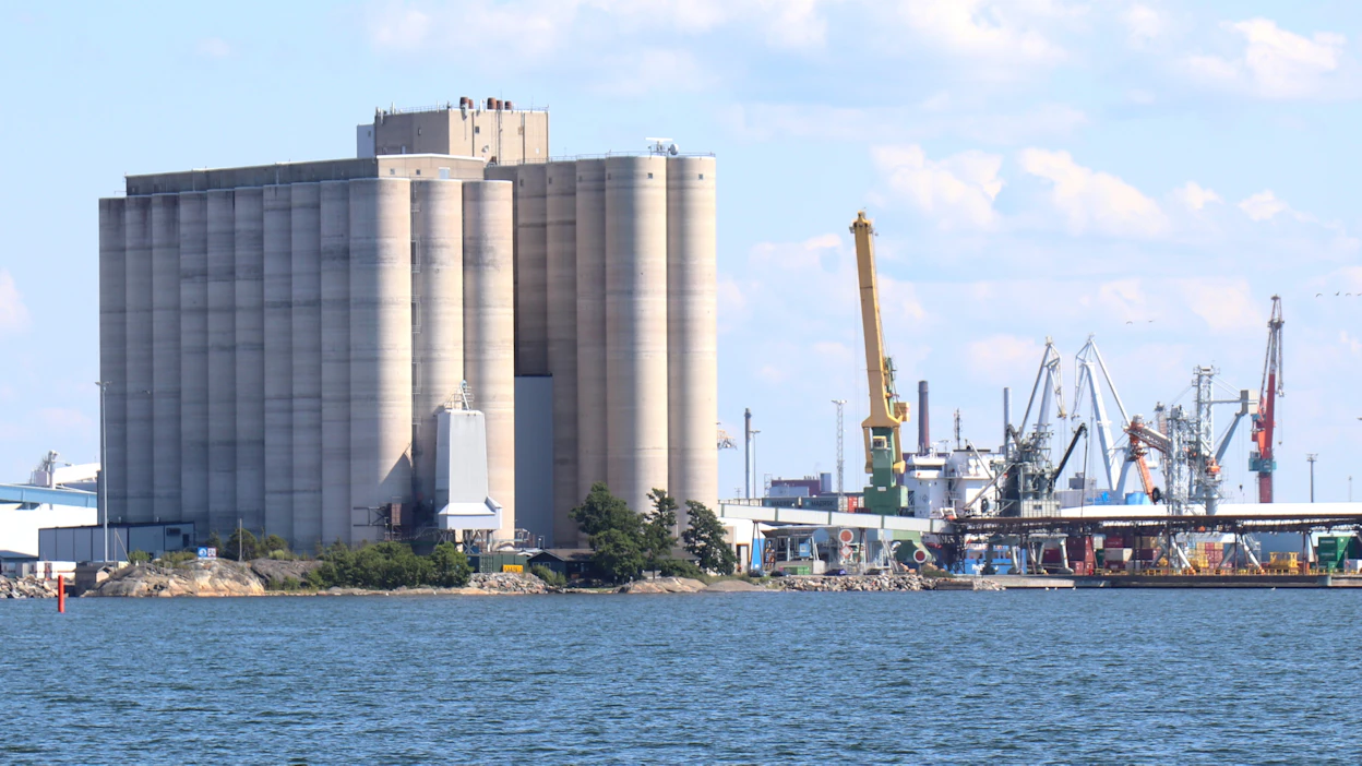 Suomen Viljavalla on viljavarastoja useissa paikoissa myös Satakunnassa. Kuva Rauman viljavarastosta.