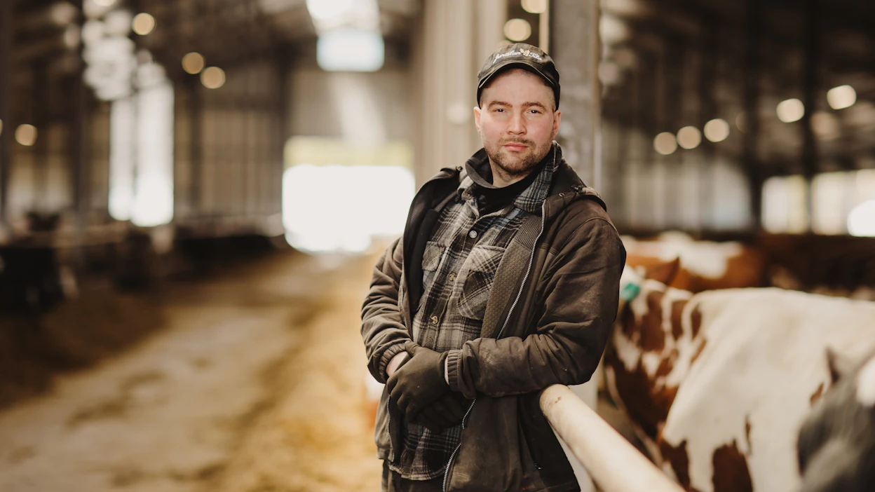 Teemu Kulmalalla ei ollut maatilataustaa, mutta parikymppisenä intohimo karjanhoitoon sai ostamaan tilan.